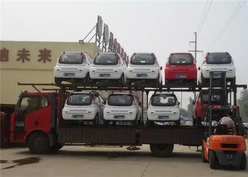 電動轎車