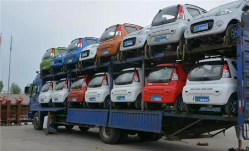 電動轎車