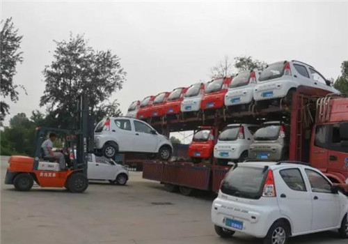 電動轎車