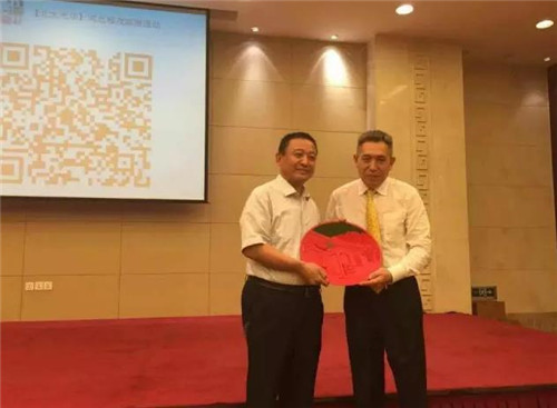 李其教授親手將北京大學(xué)標(biāo)志性的北大西門漆雕工藝禮品贈與躍迪集團(tuán)董事長呂洪濤