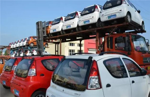 電動轎車