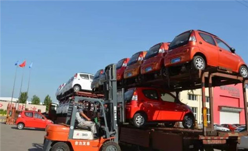 電動轎車
